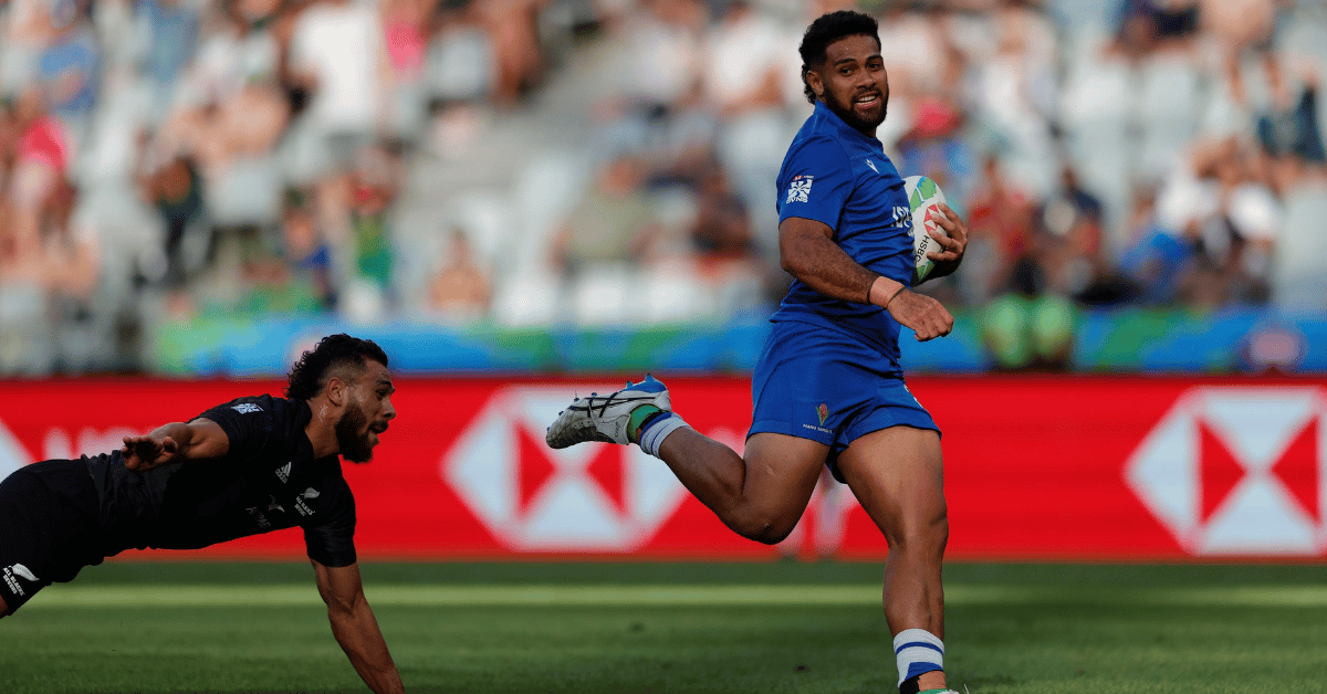 Samoa’s Elisapeta Alofipo races away from the New Zealand defense on day one of the HSBC SVNS at Cape Town Stadium on 9 December, 2023 in Cape Town, South Africa.
