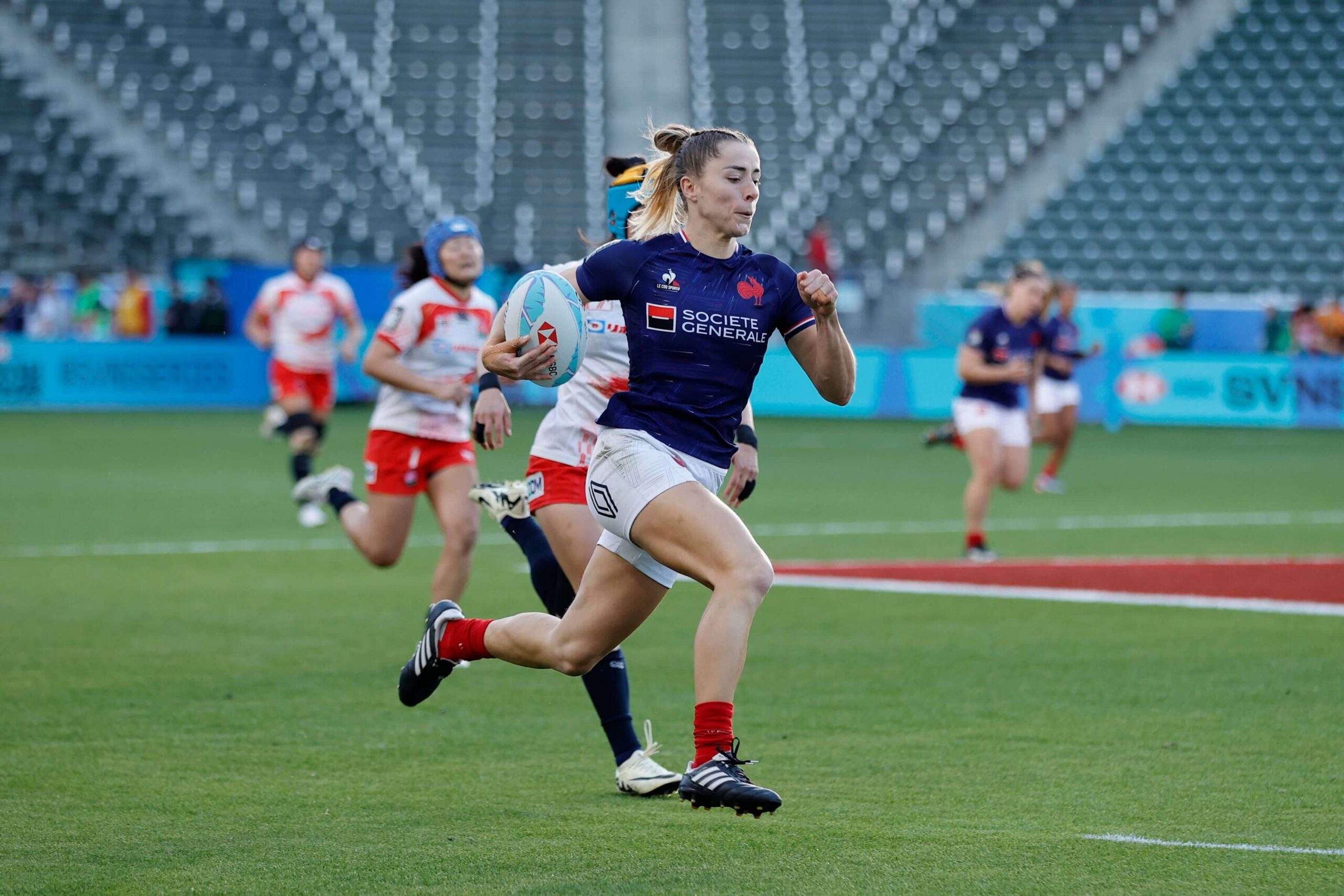 France’s Joanna Grisez cuts through the Japan defense for a try on day one of the HSBC SVNS at Dignity Health Sports Park on 1 March, 2024 in Los Angeles, United States